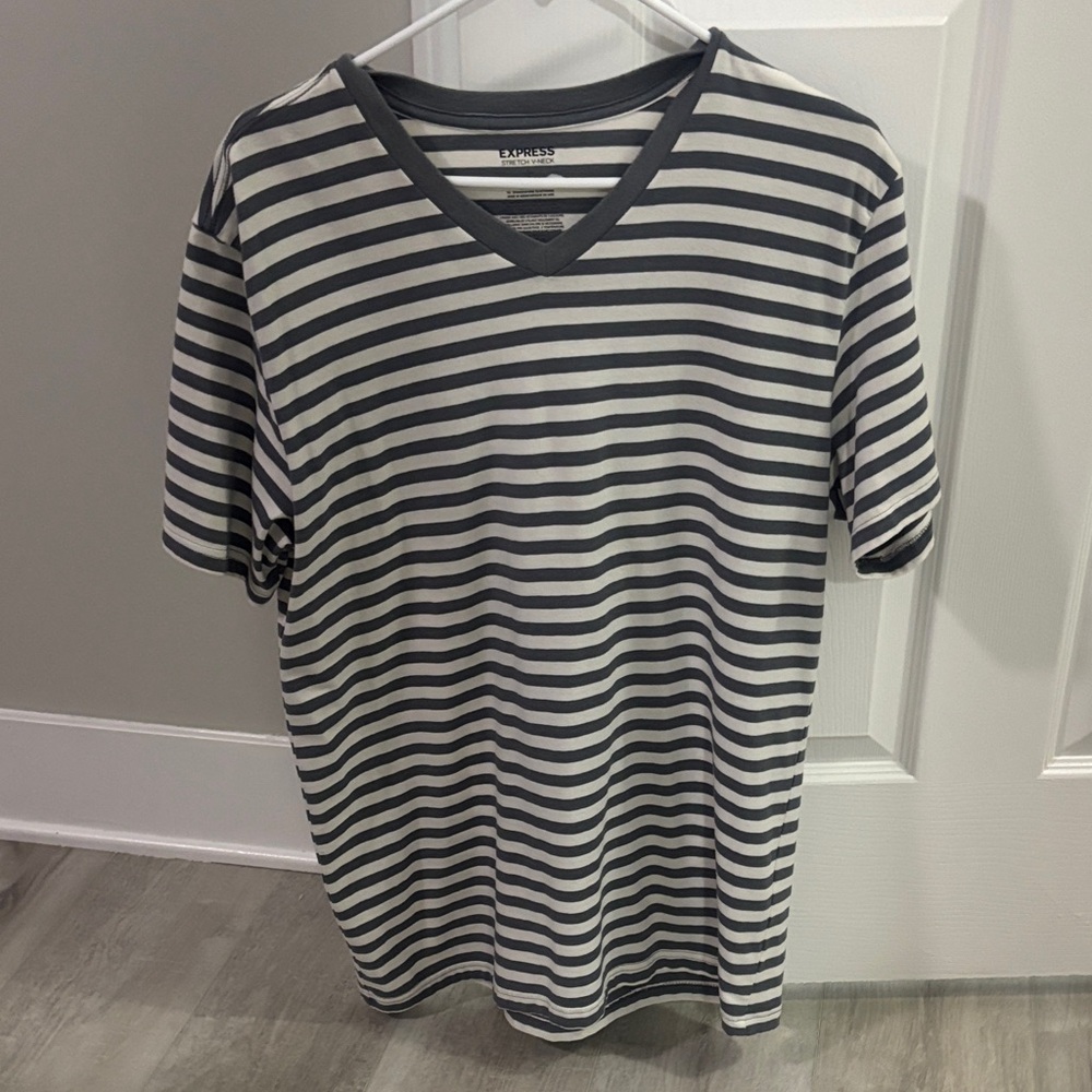 Express Striped V-Neck Tee - Picture 2 of 4